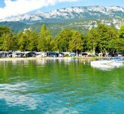 Camping avec plage privée proche d’Annecy : découvrez le Lac Bleu
