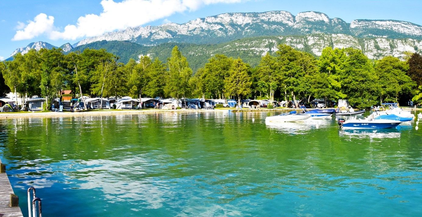 Camping avec plage privée proche d’Annecy : découvrez le Lac Bleu